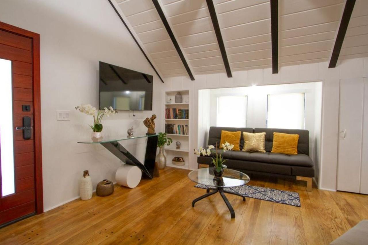 Dreamy Farmhouse In Studio City Los Angeles Exterior photo